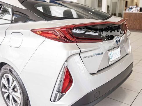 Used 2018 Toyota Prius Prime Premium image 15