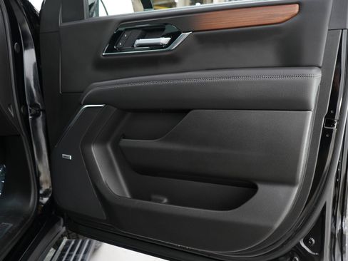 Used 2025 GMC Yukon XL Denali w/ Sun & Power Step Package AWD/4WD image 9