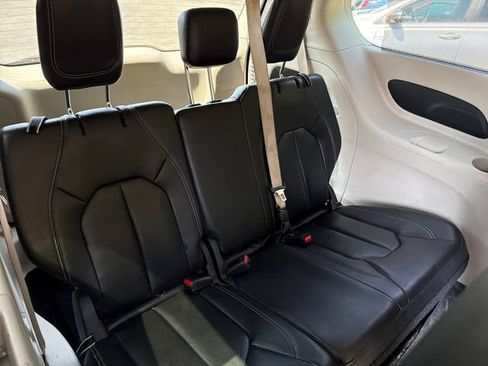 Used 2022 Chrysler Pacifica Touring-L FWD image 21