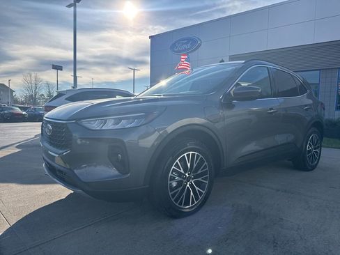 Certified 2025 Ford Escape SE image 2