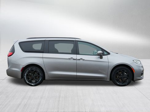 Used 2021 Chrysler Pacifica Limited w/ Uconnect Theater Family Group image 8