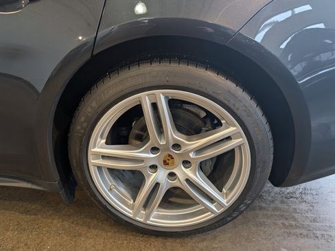 Used 2018 Porsche Panamera 4S image 9