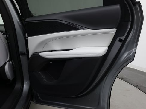 Used 2024 Cadillac Lyriq Luxury RWD image 38