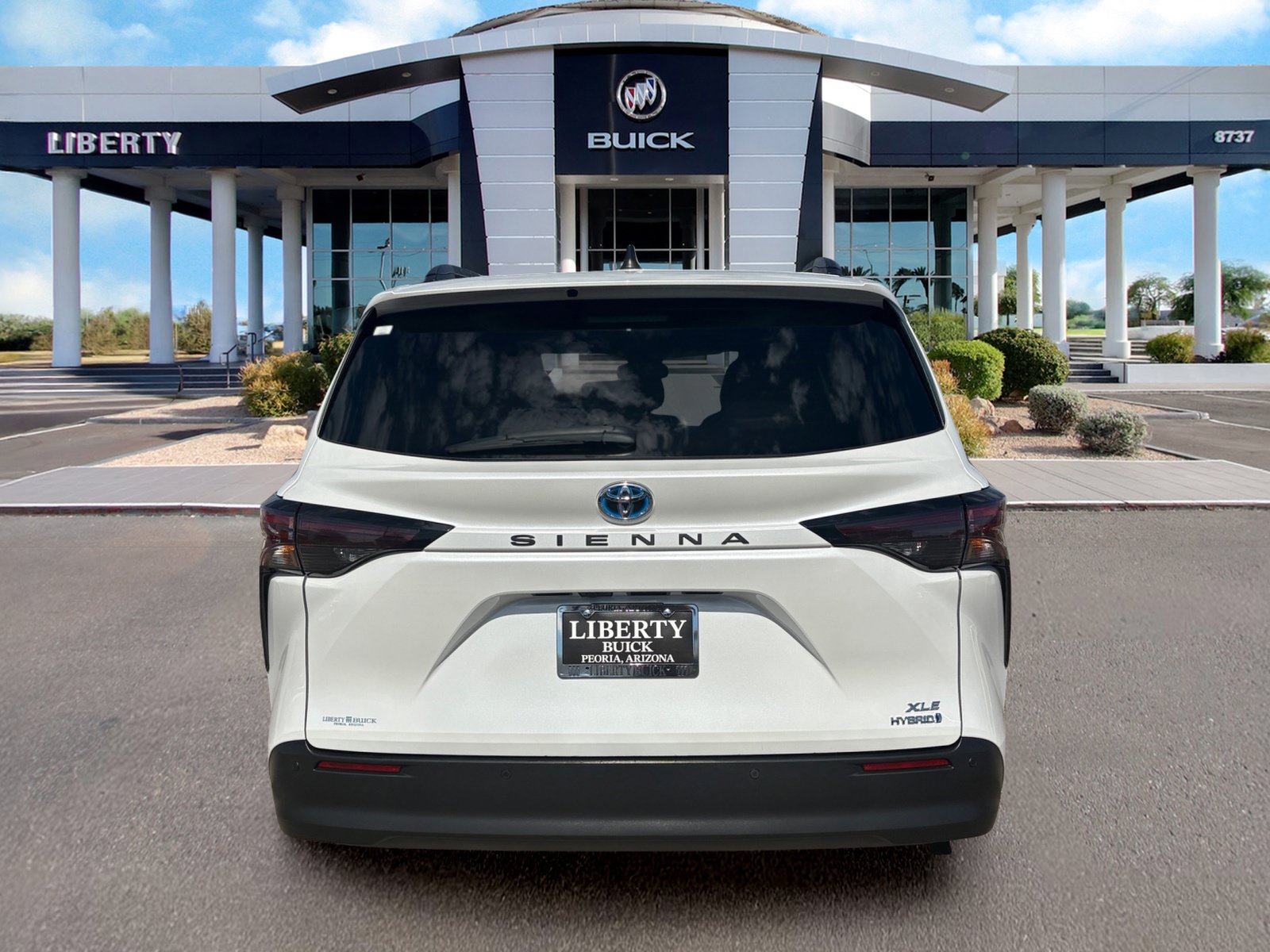 Used 2023 Toyota Sienna XLE FWD image 4