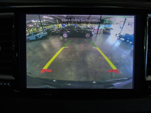 Used 2024 Chrysler Pacifica Touring-L FWD image 6