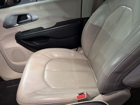 Certified 2018 Chrysler Pacifica Touring-L image 7