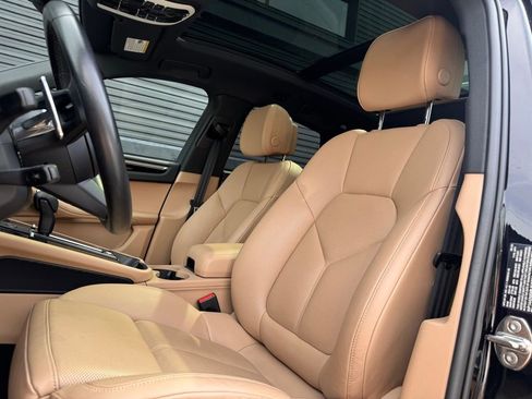 Certified 2024 Porsche Macan image 5