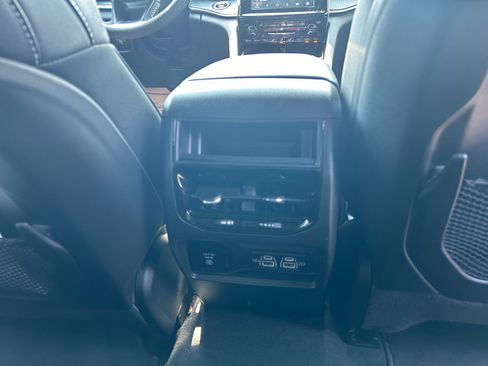 Used 2025 Jeep Grand Cherokee Altitude AWD/4WD image 29