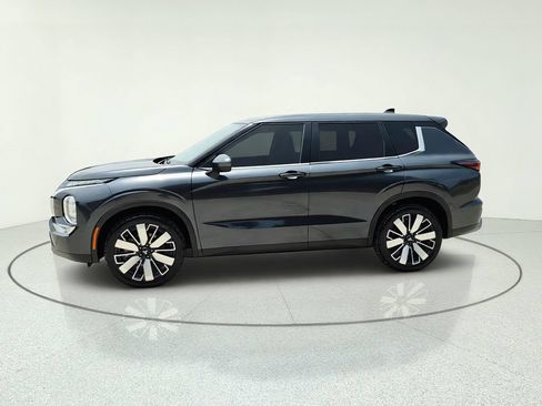 Used 2025 Mitsubishi Outlander SE FWD image 3