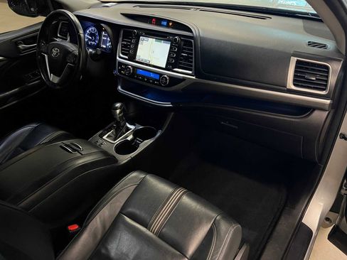 Used 2018 Toyota Highlander SE image 15