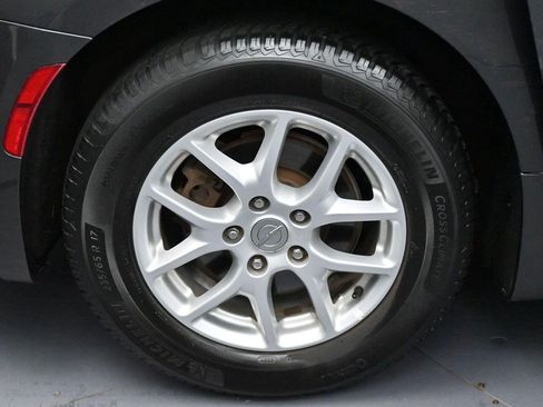 Used 2017 Chrysler Pacifica Touring FWD image 37