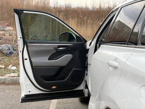 Used 2022 Toyota Highlander Limited image 11