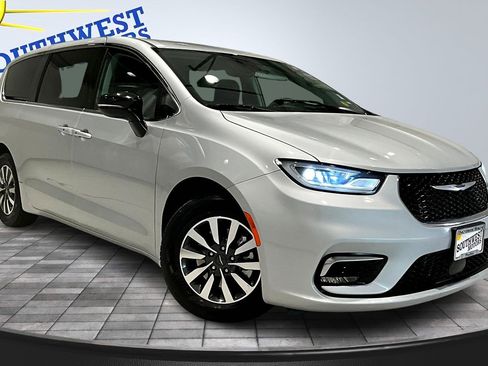 Used 2024 Chrysler Pacifica Select image 3