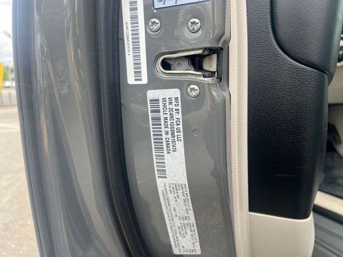 Used 2022 Chrysler Pacifica Limited FWD image 34
