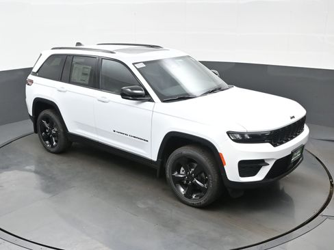 New 2025 Jeep Grand Cherokee Altitude AWD/4WD image 24