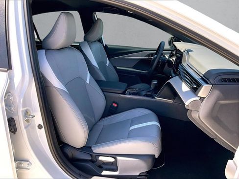 Used 2025 Toyota Camry SE w/ Convenience Package FWD image 9