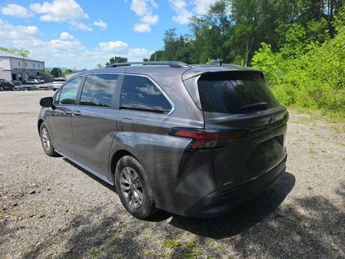 Used 2022 Toyota Sienna LE w/ LE Plus Package AWD/4WD image 4