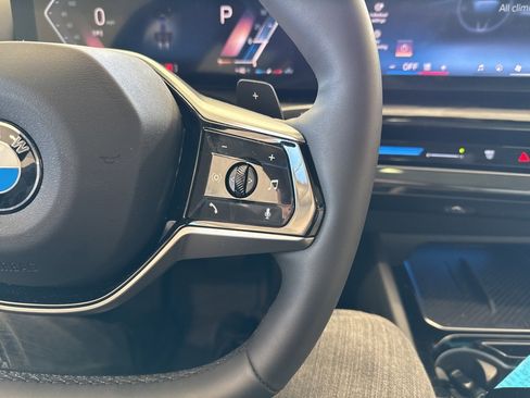 Used 2025 BMW 530i xDrive w/ Premium Package image 21