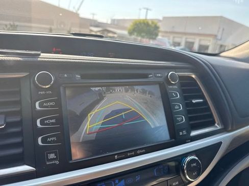Used 2018 Toyota Highlander Limited FWD image 14