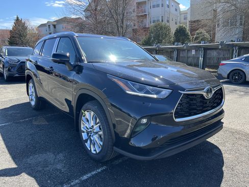 New 2026 Toyota Highlander Limited image 3