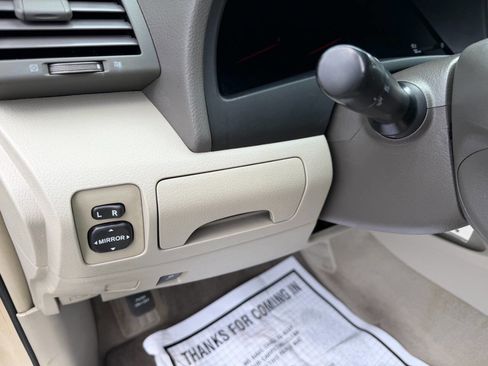 Used 2010 Toyota Camry LE FWD image 19