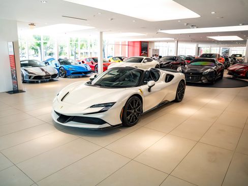 Used 2025 Ferrari SF90 Spider image 36