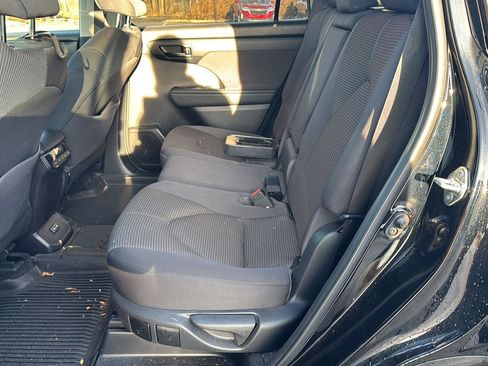 Used 2023 Toyota Highlander LE image 12