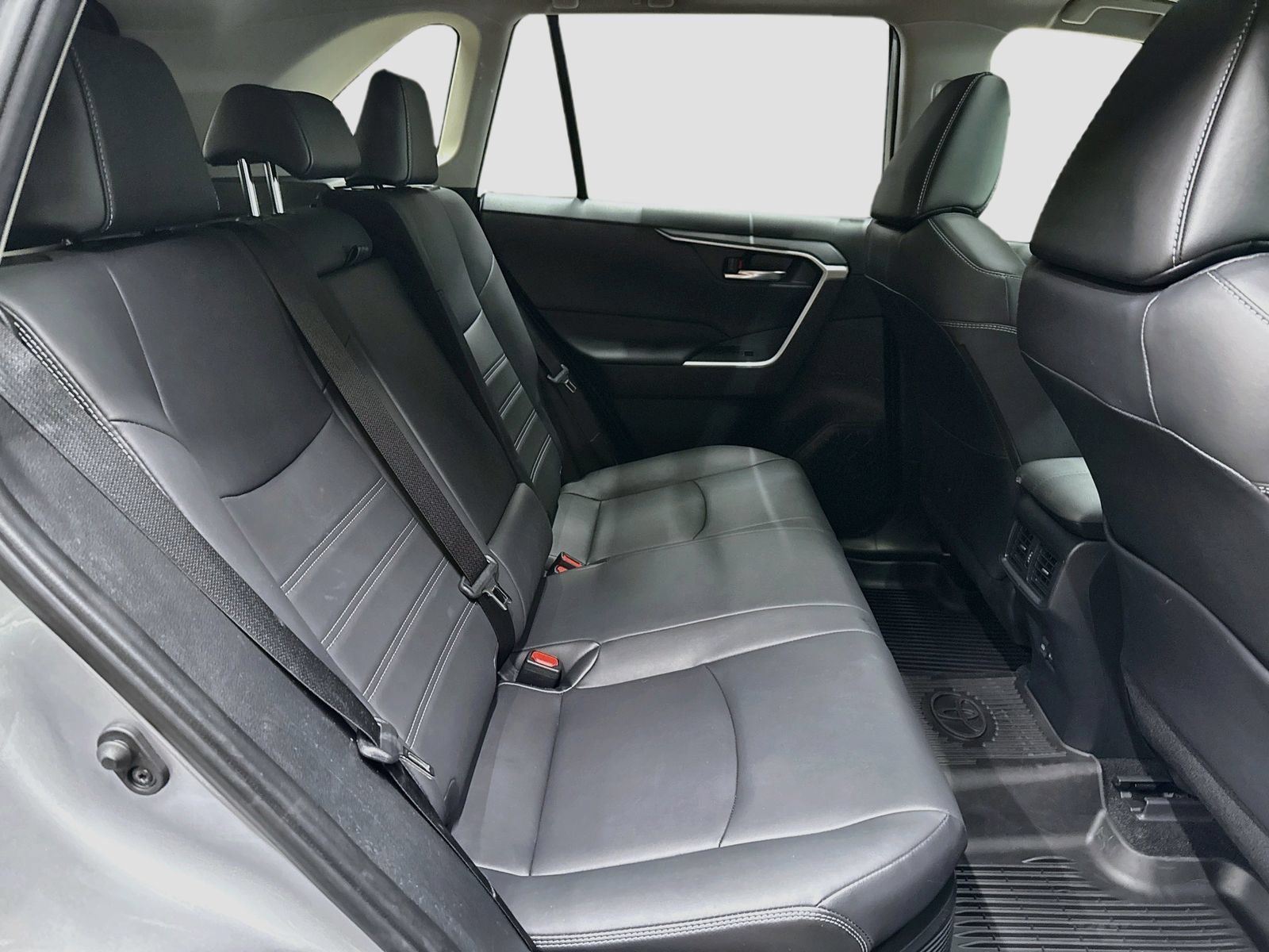 Used 2023 Toyota RAV4 XLE Premium AWD/4WD image 31