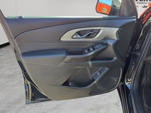 Used 2023 Chevrolet Traverse LT image 25