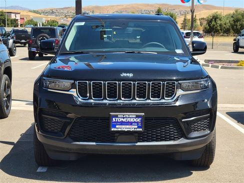 New 2023 Jeep Grand Cherokee Laredo image 2