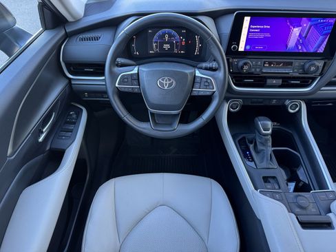 Used 2025 Toyota Grand Highlander XLE image 17