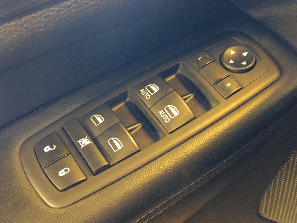 Used 2019 Jeep Grand Cherokee Laredo w/ 18" Wheel & 8.4" Radio Group AWD/4WD image 27