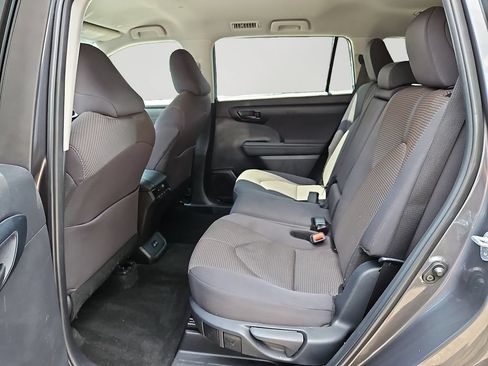 Used 2025 Toyota Highlander LE AWD/4WD image 8