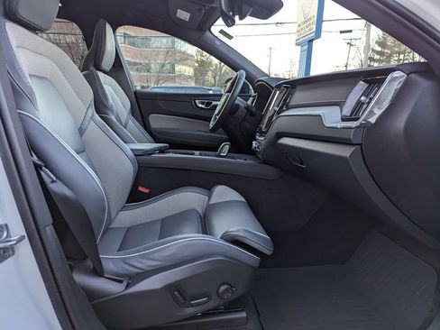 Used 2022 Volvo XC60 B5 R-Design w/ Advanced Package AWD/4WD image 30