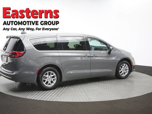 Used 2023 Chrysler Pacifica Touring-L FWD image 42