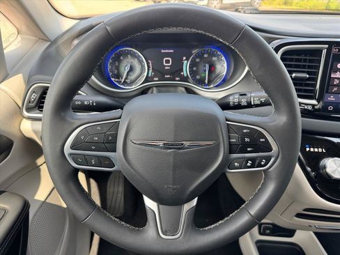 Used 2023 Chrysler Pacifica Touring-L FWD image 13