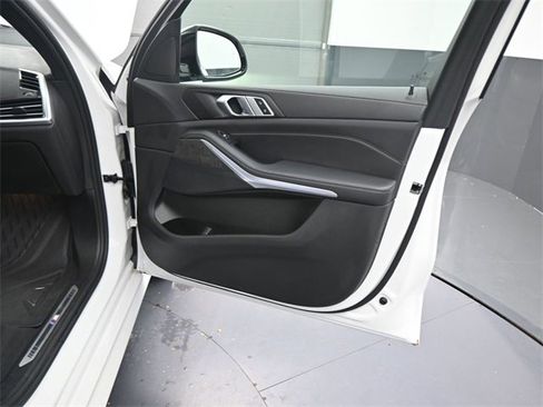 Used 2022 BMW X5 xDrive40i w/ M Sport Package image 11