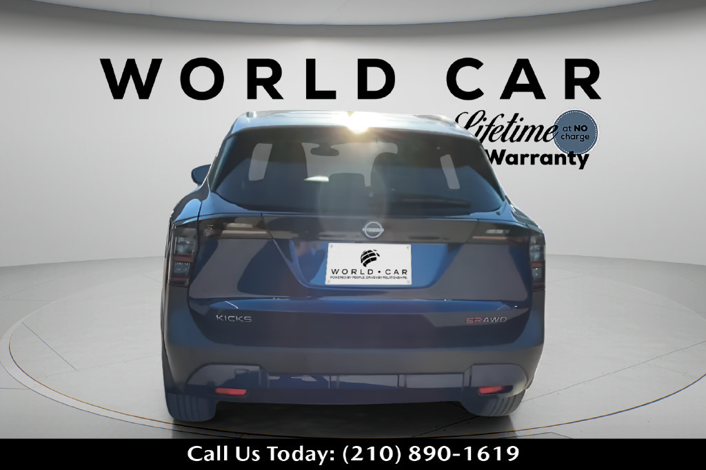 Used 2025 Nissan Kicks SR AWD/4WD image 4