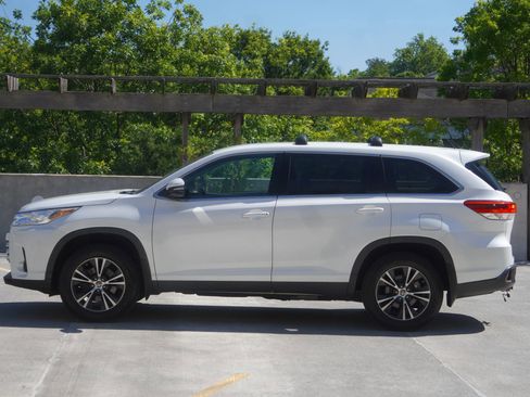 Used 2019 Toyota Highlander LE AWD/4WD image 7