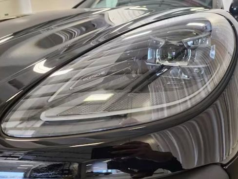 Certified 2025 Porsche Macan image 38