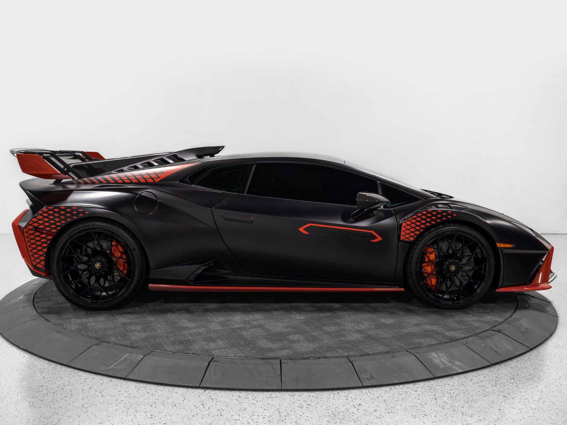 Used 2024 Lamborghini Huracan STO RWD image 10