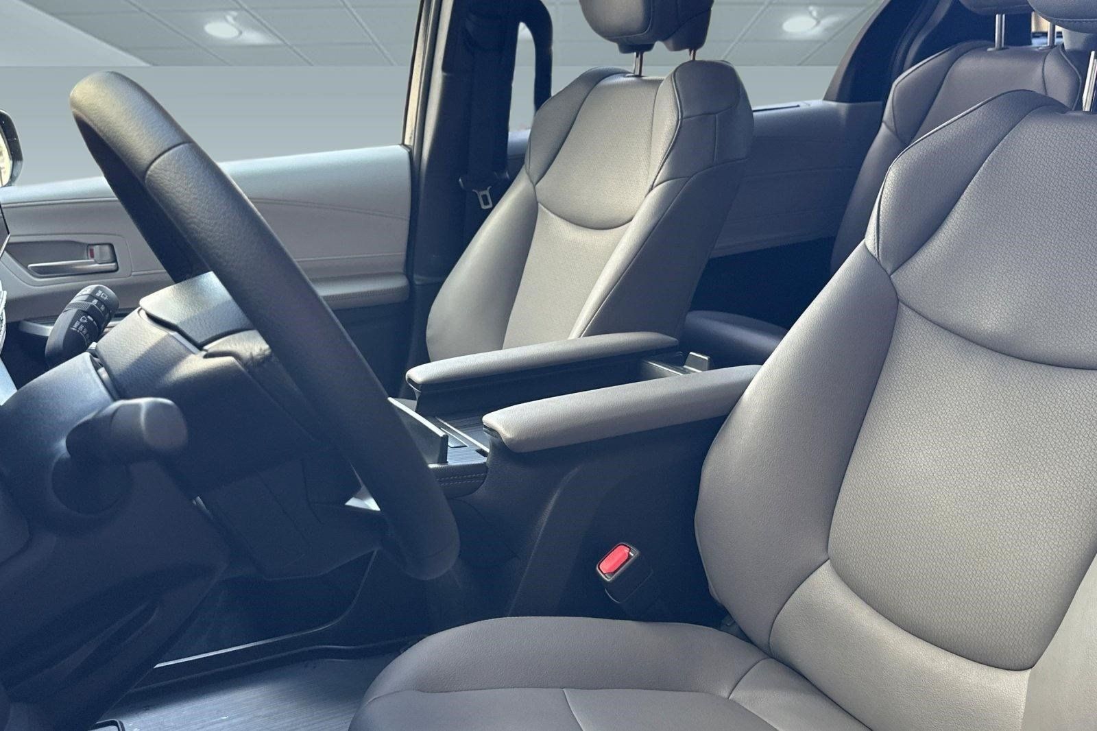 Used 2026 Toyota Sienna XLE FWD image 5