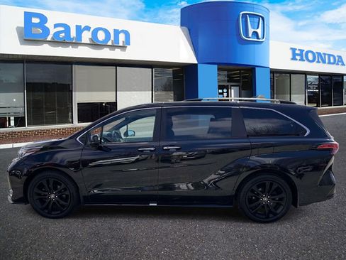 Used 2023 Toyota Sienna XSE w/ XSE Plus Package FWD image 3