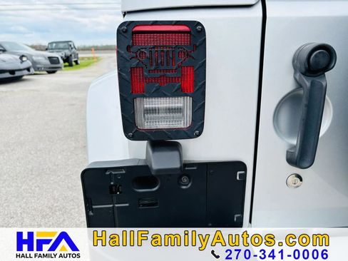 Used 2012 Jeep Wrangler Unlimited Sahara w/ Connectivity Group image 31