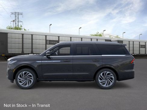 New 2025 Lincoln Navigator Reserve image 3