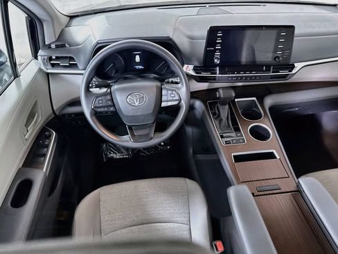 Certified 2024 Toyota Sienna LE FWD image 4