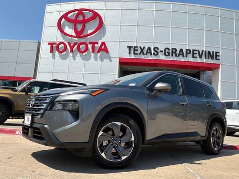 Used 2025 Nissan Rogue SV FWD image 2