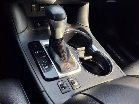 Used 2019 Toyota Highlander SE image 28