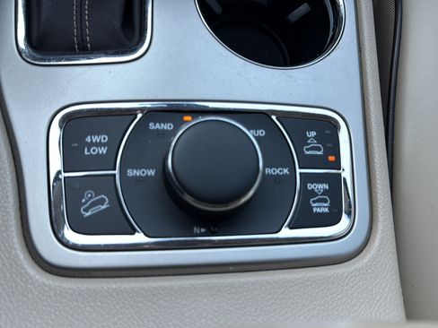 Used 2017 Jeep Grand Cherokee Overland AWD/4WD image 47
