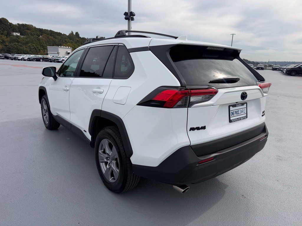 Used 2022 Toyota RAV4 XLE w/ Convenience Package AWD/4WD image 5